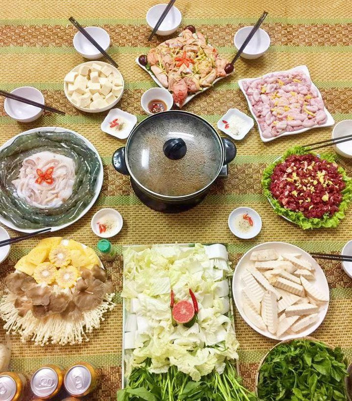 Nấm kim châm, đậu bắp, cà chua, các loại rau cải, rau ngải, rau diếp nhặt rồi rửa sạch và để ráo sau đó xếp ra đĩa. Đậu phụ cắt miếng thái mỏng.