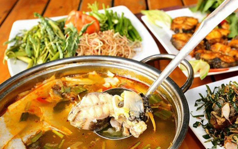 Lưu ý khi làm lẩu thập cẩm: Nguyên liệu nhúng lẩu phải tươi, ngon. Khi nhúng lẩu, cần đợi các nguyên liệu chín hết rồi mới thưởng thức. Chẳng hạn như nấm, nhiều người có thói quen chỉ nhúng một lát rồi ăn, nấm chưa kịp chín rất độc hại. Ngoài ra, khi thả thịt gà vào, đợi chín rồi mới nhúng thêm rau và các thực phẩm khác thì ăn mới không gây tiêu chảy. Ảnh: Internet. Video "Chế biến món ngon từ nấm đông cô". Nguồn: VTC.