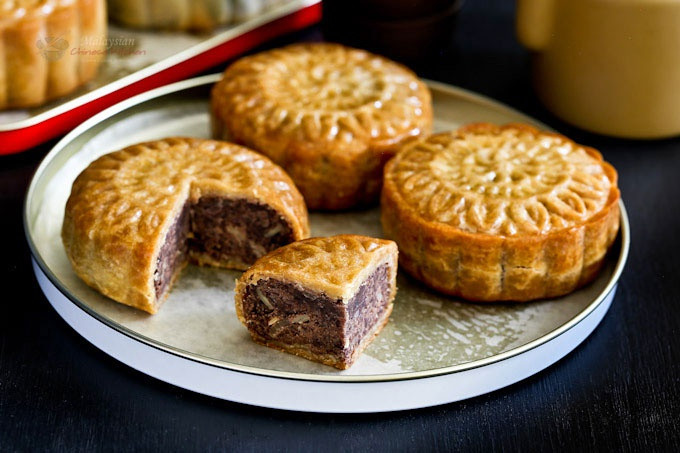 Bánh Trung thu cổ truyền của Trung Quốc có lớp vỏ mỏng và phần nhân đầy đặn. Theo truyền thống, món bánh này được tự làm tại nhà, song hiện nay rất ít người tự làm chúng mà thường mua ngoài. Nhân truyền thống của bánh Trung thu bao gồm hạt sen, đậu đen, lòng đỏ trứng… Bánh Trung thu hiện đại phong phú hơn, có thêm những loại nhân khác như kem, chocolate…