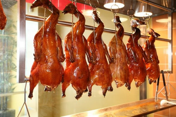 4. Vịt: Vịt là món ăn phổ biến dịp Trung thu ở Trung Quốc. Người dân Trung Quốc tin rằng ăn vịt vào mùa Thu sẽ giúp đẩy hỏa khí khỏi cơ thể và giúp cân bằng âm và dương. Mỗi vùng khác nhau ở Trung Quốc lại có các bí quyết riêng để nấu vịt. Người dân ở tỉnh Phúc Kiến, phía Đông Trung Quốc có truyền thống nấu vịt với một loại khoai được trồng nhiều trong khu vực này.