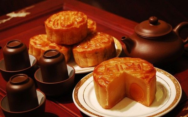 1. Bánh Trung thu: Bánh Trung Thu là món ăn truyền thống và quan trọng nhất trong dịp Tết này. Người Trung Quốc có tục ăn bánh Trung thu vào ngày Rằm tháng Tám là để tưởng nhớ đến 2 vị lãnh tụ của phong trào khởi nghĩa nông dân thời bấy giờ là Chu Nguyên Chương và Lưu Bá Ôn.