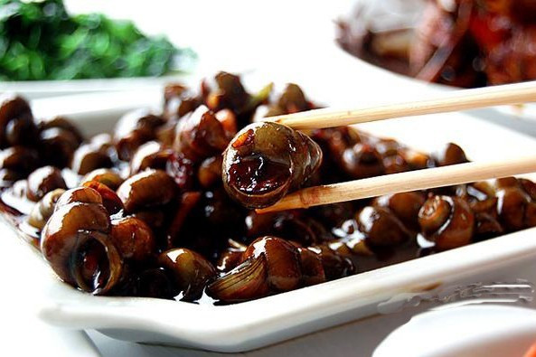 5. Ốc sông: Đối với người dân xứ Quảng Đông, ốc sông là món ăn không thể thiếu trong dịp Trung Thu. Những loại ốc sông thường được nấu kèm với các loại thảo dược để giảm mùi tanh khó chịu của chúng. Người ta tin rằng ăn ốc sông trong dịp Trung thu giúp đôi mắt sáng khỏe hơn.