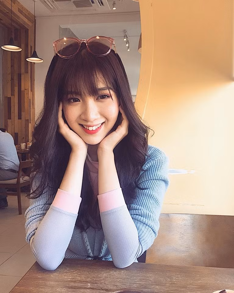 Người đẹp chuyển giới thường chọn các kiểu váy áo nhẹ nhàng, phô trương nét nữ tính.