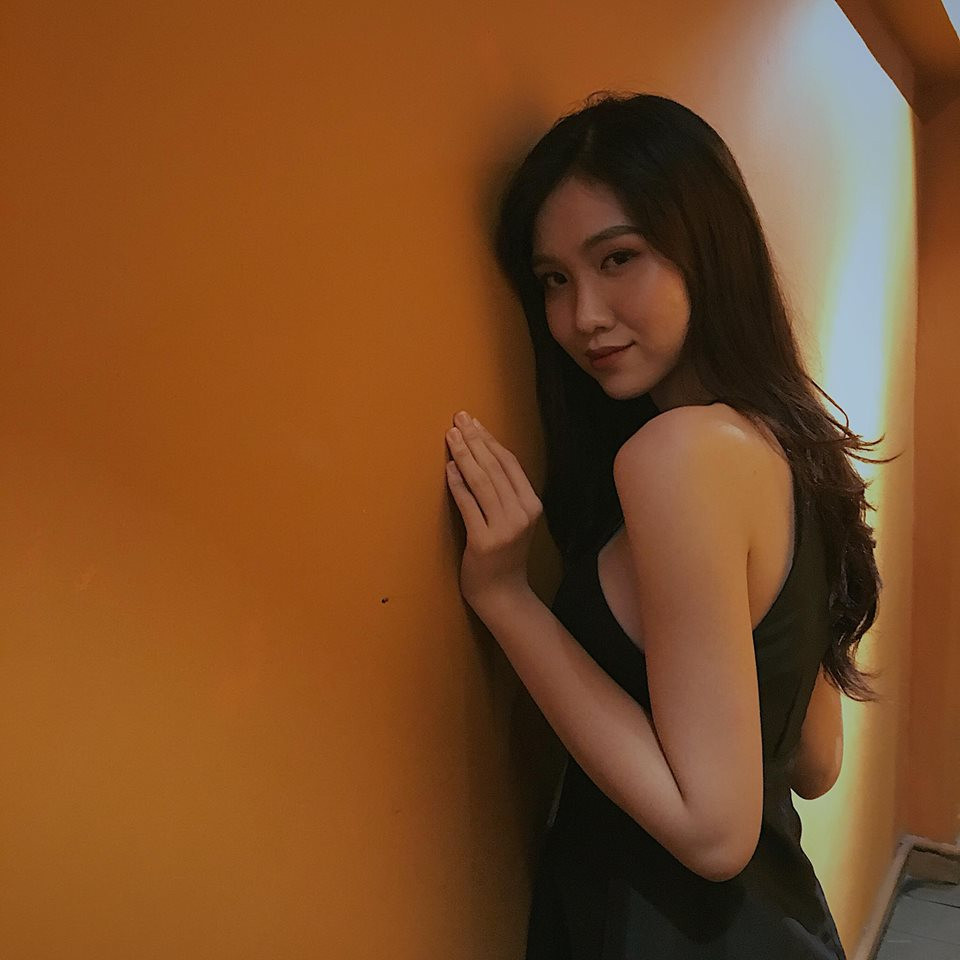 9X thường chọn các trang phục đơn giản, gam màu tối sang trọng.