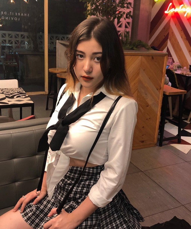 Croptop siêu ngắn cùng chân váy ngắn cũng là một trong những item yêu thích của Nhật Anh.