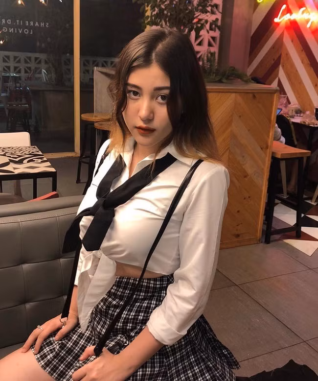 Croptop siêu ngắn cùng chân váy ngắn cũng là một trong những item yêu thích của Nhật Anh.