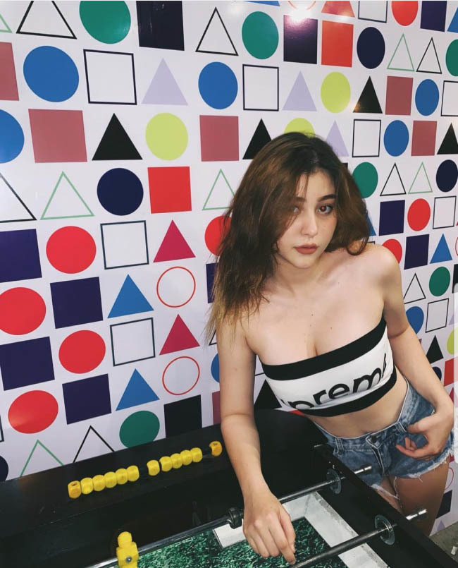 Để khoe vóc dáng “phồn thực”, Wilson Nhật Anh luôn lựa chọn những kiểu trang phục trễ nải như áo quây.