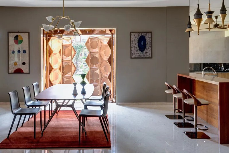 Cửa phòng ăn làm bằng kim loại, tạo hiệu ứng ánh sáng tuyệt đẹp khi có ánh mặt trời chiếu qua.