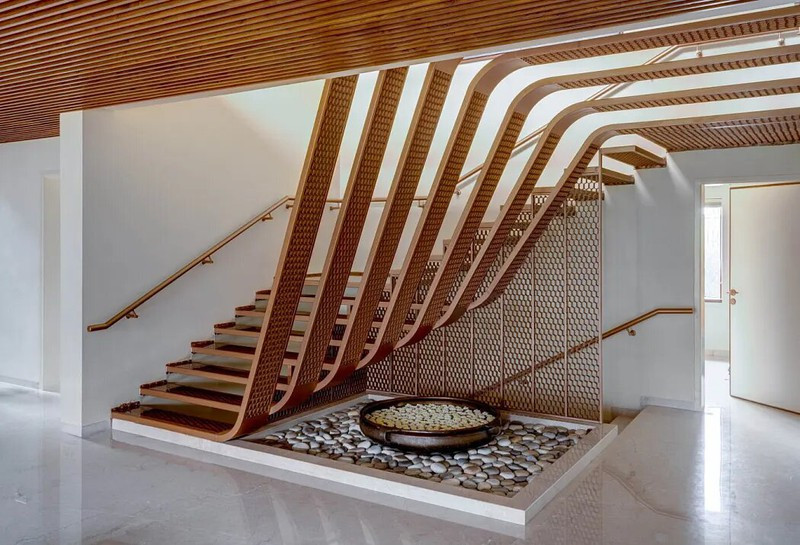 Cầu thang làm từ những tấm kim loại xếp cong độc đáo.