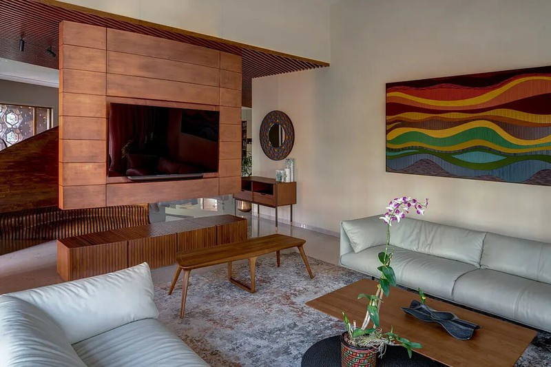 Bức tranh lượn sóng phù hợp với các mảng cong của tường.