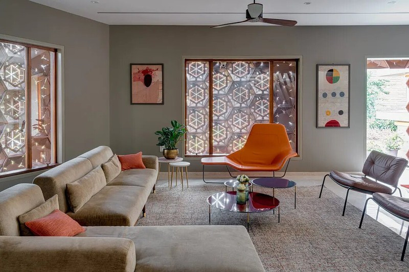 Không gian bên trong sắp xếp đơn giản, làm nổi bật cấu trúc hình kim cương bên ngoài.