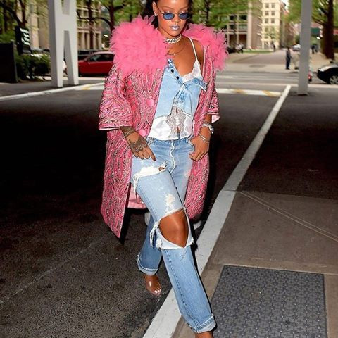 Giọng ca Diamonds khám phá kiểu mốt mới - biến chân váy denim thành áo, kết hợp cùng jeans rách, áo hai dây sexy. Cách phối đồ lạ mắt của Rihanna nhận được những phản hồi trái chiều của cư dân mạng.