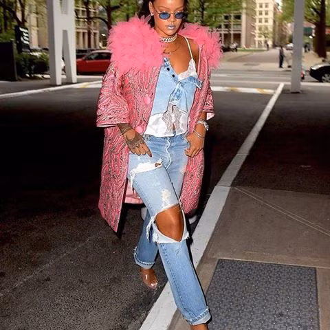 Giọng ca Diamonds khám phá kiểu mốt mới - biến chân váy denim thành áo, kết hợp cùng jeans rách, áo hai dây sexy. Cách phối đồ lạ mắt của Rihanna nhận được những phản hồi trái chiều của cư dân mạng.