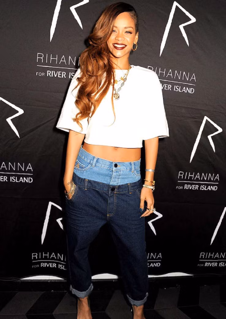 Rihanna gây chú ý với bộ trang phục kỳ quặc gồm áo crop top mix cùng kiểu "quần lồng quần".