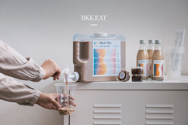 Trong cây ATM bán trà sữa tự động có nhiều loại thức uống khác nhau, ngoài ra còn có loại trà sữa size lớn lên tới 3-5 lít có nắp đóng và mở riêng biệt. Topping tùy chọn được đựng trong hộp gọn gàng và sạch đẹp, thu hút hàng ngàn người xếp hàng mua mỗi ngày.