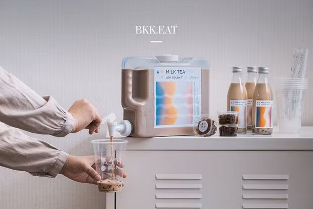 Trong cây ATM bán trà sữa tự động có nhiều loại thức uống khác nhau, ngoài ra còn có loại trà sữa size lớn lên tới 3-5 lít có nắp đóng và mở riêng biệt. Topping tùy chọn được đựng trong hộp gọn gàng và sạch đẹp, thu hút hàng ngàn người xếp hàng mua mỗi ngày.