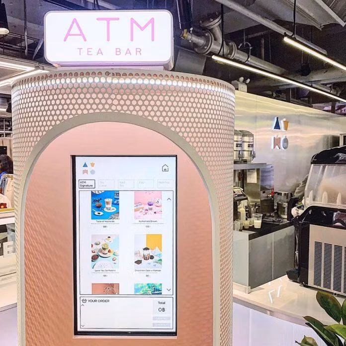 Mới đây, hãng trà sữa ATM Tea Bar của Thái Lan đã tung ra sản phẩm “trà sữa ATM” phiên bản ngoại cỡ với hai mẫu: cam nhựa và bịch chứa đều có dung tích 3-5 lít, đi kèm với hũ trân châu được đóng riêng.