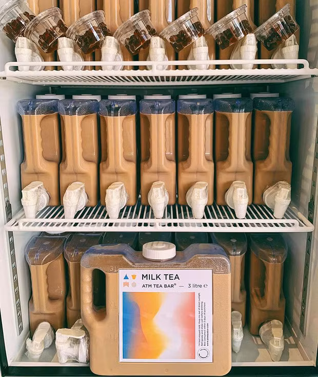 Đặc biệt hơn nữa, can nhựa được bán trong máy tự động, khách hàng sẽ sử dụng tấm thẻ thành viên được thiết kế giống thẻ ATM để thanh toán, máy sẽ “nhả” bình trà sữa ra và cứ vậy xách về thôi.