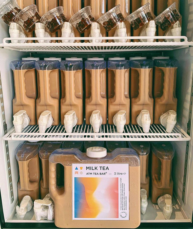 Đặc biệt hơn nữa, can nhựa được bán trong máy tự động, khách hàng sẽ sử dụng tấm thẻ thành viên được thiết kế giống thẻ ATM để thanh toán, máy sẽ “nhả” bình trà sữa ra và cứ vậy xách về thôi.