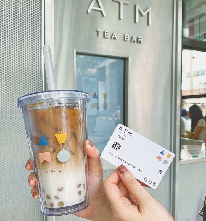 Giá một bình 3 lít là 1.190 baht (khoảng 870.000 đồng), kèm một hộp trân châu đen. Nếu không có thẻ thành viên thì khách hàng vẫn có thể qua trực tiếp cửa hàng mua và xách bịch trà sữa (đóng trong túi refill) 3 lít về.