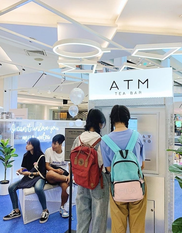 Từ mặt tiền cửa hàng cho đến quầy bán, thẻ thành viên đều được thiết kế theo style ngân hàng, công sở.