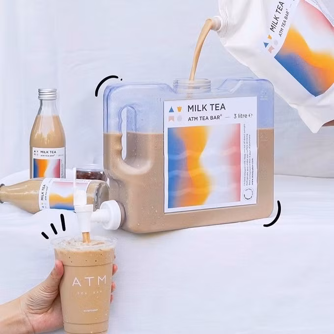 Chủ quán đảm bảo, trà ở đây được ủ tươi mỗi ngày, không để qua đêm nên dù bạn mua ly nhỏ hay bình to, chất lượng vẫn ổn định. Nếu sẵn bình, bạn có thể mua gói (giá 690 baht/bịch, tương đương khoảng 500.000 đồng) về đổ vào cho tiết kiệm.