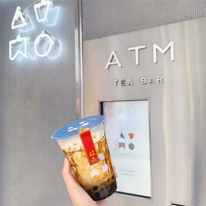 Trong máy ATM trà sữa có trang bị màn hình với đầy đủ menu của quán và bạn có thể thoải mái lựa chọn từ hương vị trà sữa tới những loại topping yêu thích và tiến hành thanh toán.