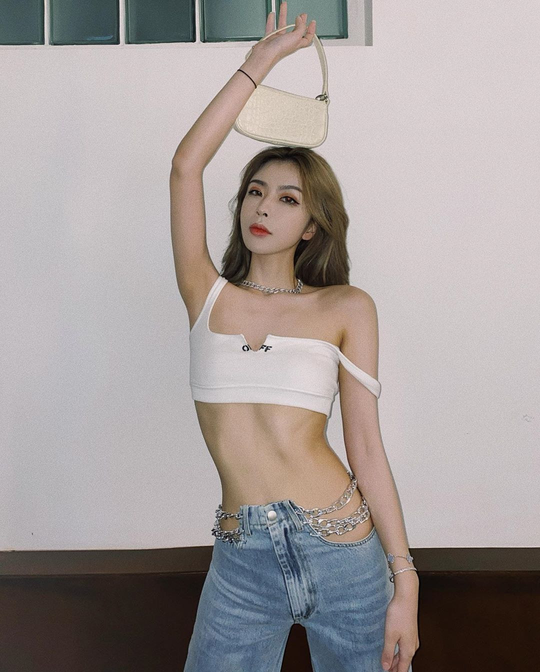 Hiện nay trên mạng xã hội, đa phần chị em mặc quần khoét hông cùng áo hở eo, áo bra để khoe trọn vòng eo bằng phẳng. Một số khác táo bạo mặc để lộ nội y, lăng xê hot trend quần tụt.