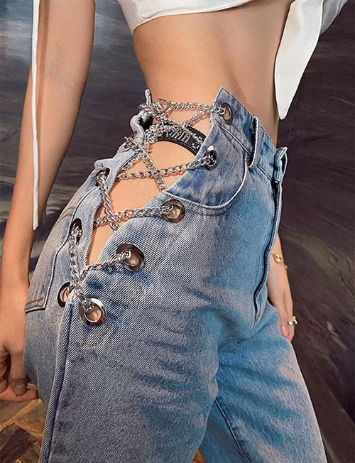 Mặc quần khoét hông hai bên, chị em còn cố tình để lộ nội y khiêu khích.