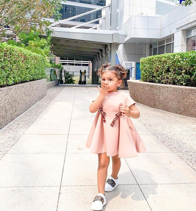 Tủ đồ hàng hiệu của cô bé 2 tuổi có tổng giá trị lên đến 20.000 USD và "cộp mác" các thương hiệu như Givenchy, Gucci, Versace...