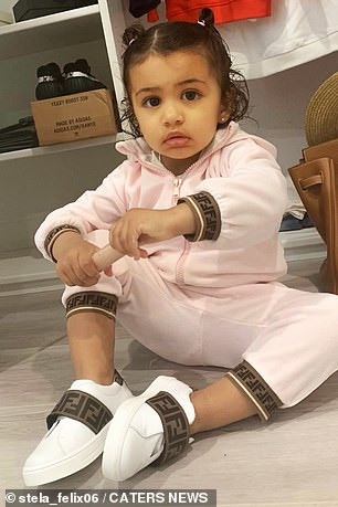 Để con diện váy áo xa xỉ từ khi còn nhỏ, bà mẹ trẻ nhận về không ít chỉ trích. 