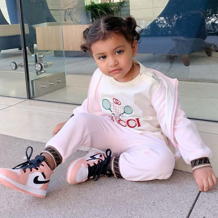 Tài khoản mạng xã hội của Felix được quản lý bởi mẹ bé - Stela (27 tuổi). Mẹ bé tiết lộ 95% đồ trong tủ của Anita Felix là hàng thiết kế. Người mẹ 27 tuổi muốn cho con mình sống trong điều kiện tốt nhất.