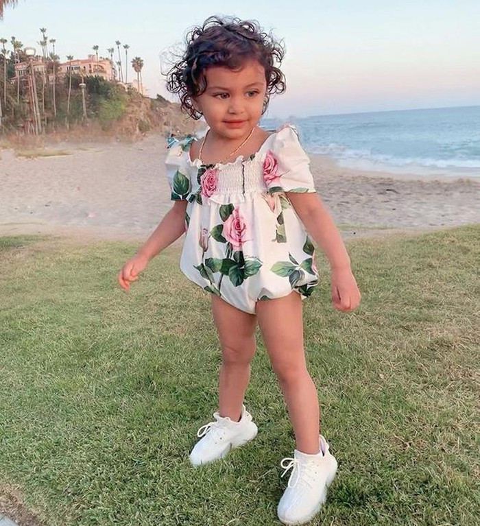 Cô bé thu hút tới hơn 12.600 lượt theo dõi trên trang cá nhân nhờ khoác lên mình những bộ trang phục đắt đỏ.