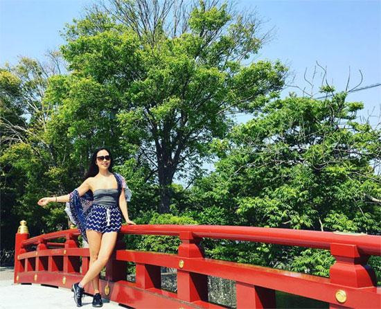 Hà My diện áo quây và quần short tung tăng lượn phố.