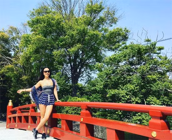 Hà My diện áo quây và quần short tung tăng lượn phố.