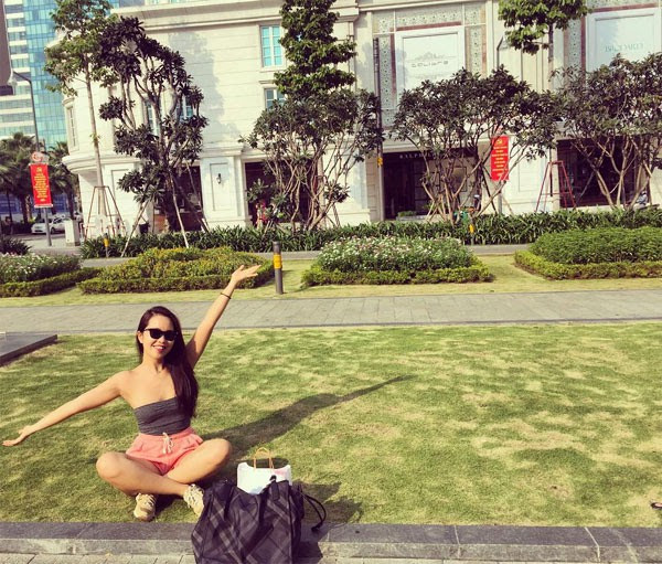 Áo quây và quần short là những items thường được Hà My ưu ái trong các buổi đi chơi.