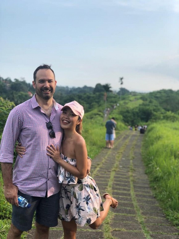 Hà My luôn thu sự chú ý từ những người xung quanh bởi vẻ ngoài nóng bỏng, quyến rũ khi diện những trang phục gợi cảm, tôn đường cong.