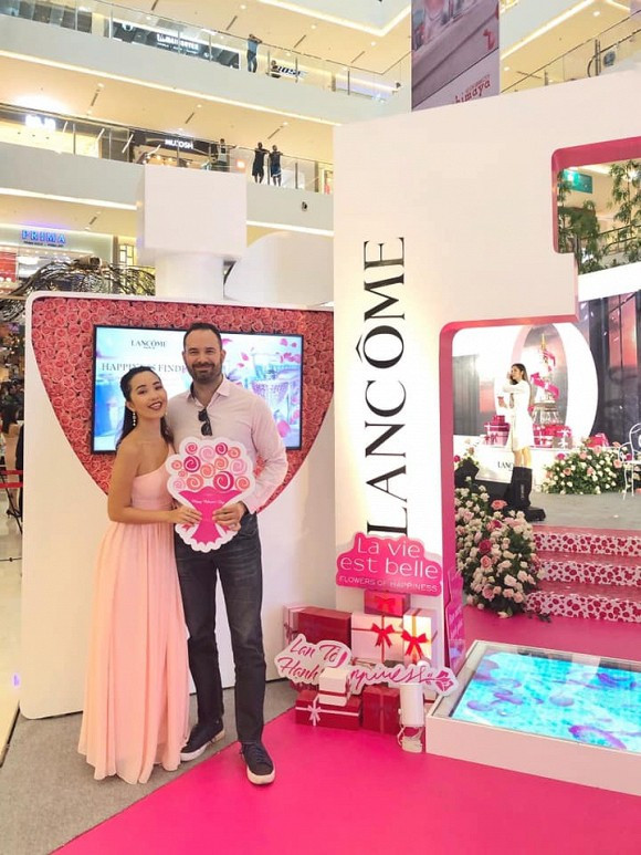 Cô ăn mặc gợi cảm và quyến rũ mỗi khi hẹn hò cùng bạn trai người nước ngoài.