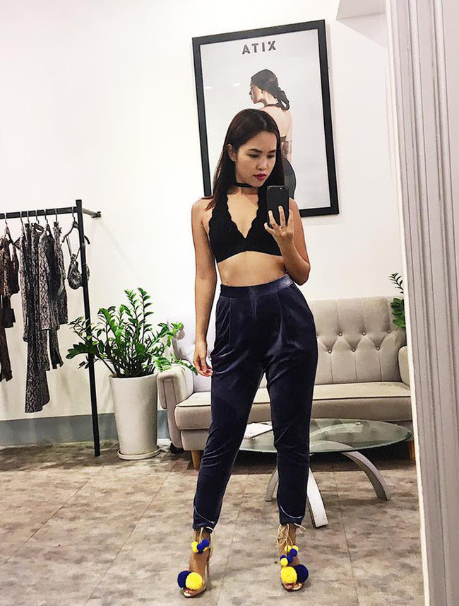 Trang phục trẻ trung như dáng áo quây lộ ngực trần, áo croptop khoe eo thon… là những item thường xuyên được Hà My diện khi lượn phố.