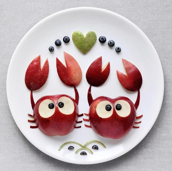 Một món tráng miệng độc đáo tái hiện hai chú cua đỏ.