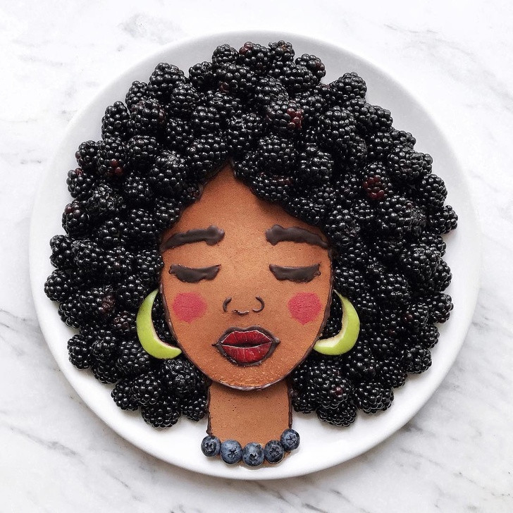 Để tạo nên những đĩa đồ ăn độc đáo, họa sĩ Daryna sử dụng các thực phẩm quen thuộc như rau, quả mọng, bánh quy, trứng và các thực phẩm khác. Trang trí pancake với dâu tằm và việt quất.