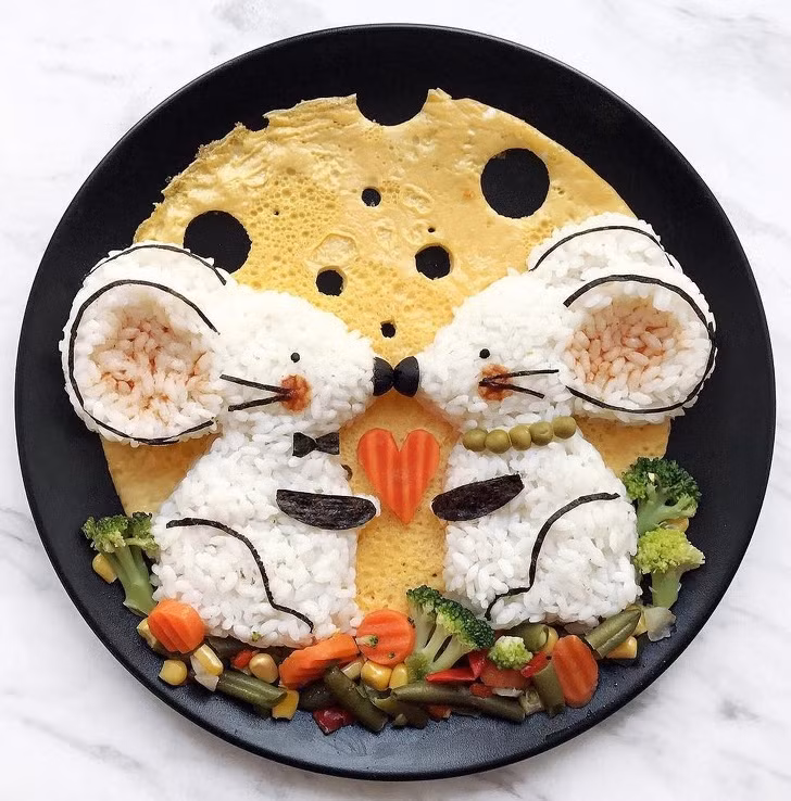 Tạo hình cơm hai chú chuột nhắt với các loại rau củ.