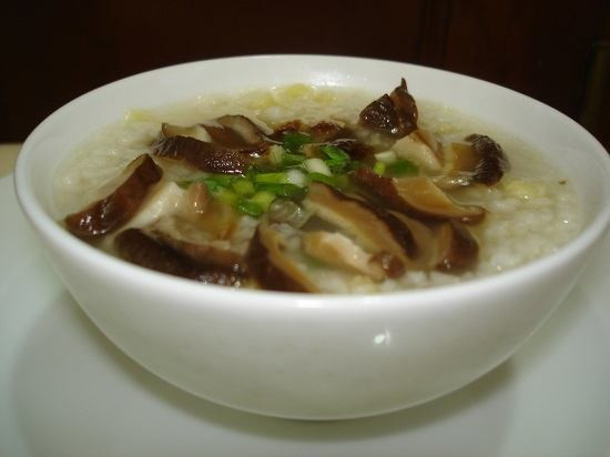 Nước ngâm nấm chứa đầy dung dịch được tiết ra từ nấm, đồng nghĩa với việc các chất dinh dưỡng đã theo nước ra khỏi nấm. Do đó, không nên bỏ nước ngâm nấm khô đi mà nên lắng lại, chắt cặn đi và cho nước ngâm nấm vào nồi canh, hầm mùi vị sẽ ngon và thơm hơn.