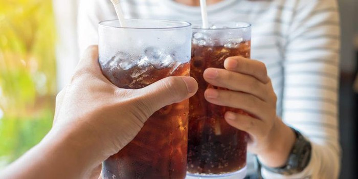 Ăn nấm kèm uống đồ lạnh: Nấm có tính hàn, bổ âm, nếu bạn uống kèm trà đá, nước giải khát lạnh…, nhìn chung là các thức uống thanh nhiệt, giải khát sẽ khiến bạn bị lạnh bụng, dễ bị đau bụng, khó chịu. Ảnh: Internet. Video "Chế biến món ngon từ nấm đông cô". Nguồn: VTC.