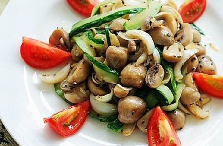 Không nấu chín hoàn toàn: Khi chế biến nấm, bạn cần đun sôi trong khoảng từ 5 – 10 phút để đảm bảo rằng nấm đã chín hoàn toàn và không gây hại cho cơ thể. Nếu bạn nấu nấm không kỹ, các chất trong nấm có thể khiến bạn khó tiêu, hoặc các vi khuẩn chưa được tiêu diệt hết sẽ gây hại cho cơ thể.