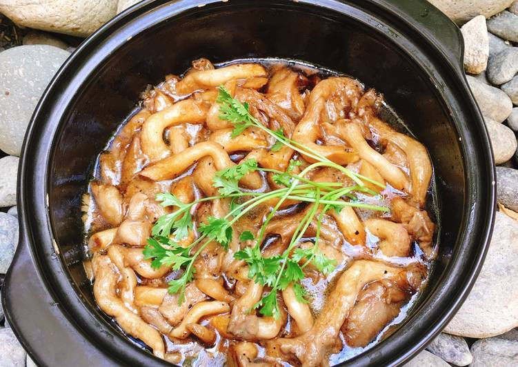 Xào nấm cho quá nhiều dầu ăn: Thực chất nấm rất dễ hút chất lỏng và nước, nếu bạn có cho nhiều dầu ăn vào để xào cũng không phát hiện ra điều đó.