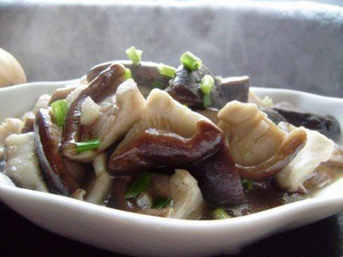 Bên cạnh đó, nấu nấm ở nhiệt độ thấp sẽ ra nhiều nước khiến món ăn bị mất mùi, vị, màu sắc và thẩm mỹ của món ăn cũng không còn nữa. Do đó, xào nấu nấm nên nấu dưới ngọn lửa lớn sẽ ngon hơn rất nhiều.