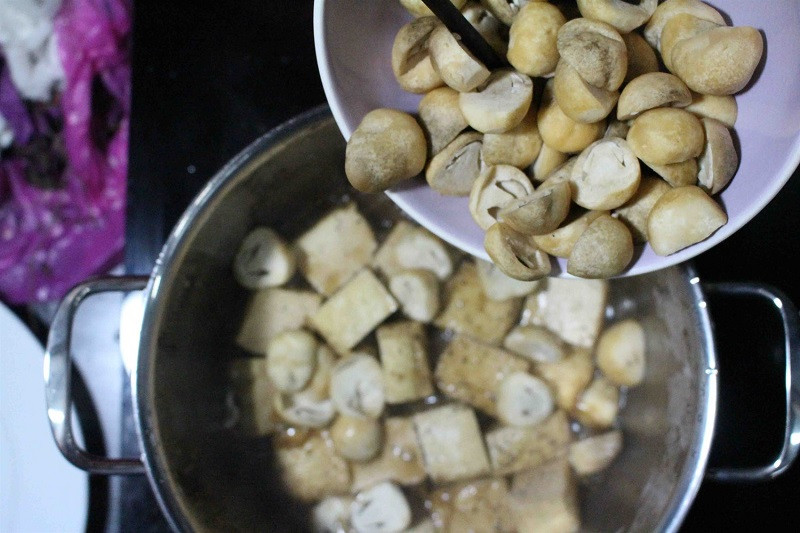 Nấu nấm bằng nồi nhôm: Hoạt chất của nấm tác dụng với nồi nhôm sẽ khiến nấm bị ngả màu thâm đen. Do đó, bạn không nên dùng vật dụng bằng nhôm để xào nấu nấm.