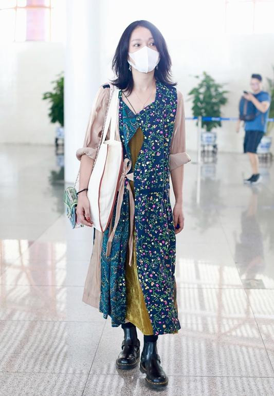 Châu Tấn thường xuyên xuất hiện với loạt đồ được phối ngẫu hứng, kém bắt mắt.