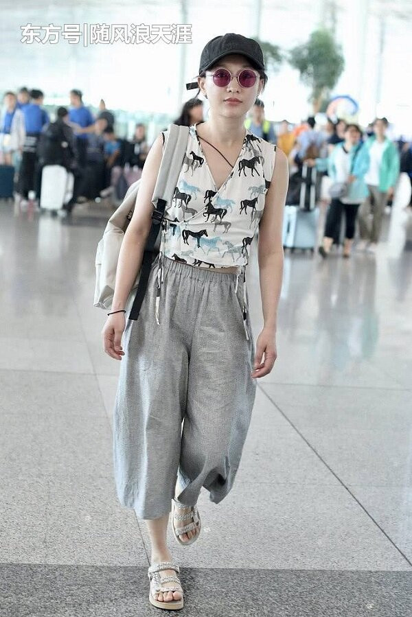 Những chiếc quần ống rộng thùng thình khiến người đẹp trông vô cùng luộm thuộm.